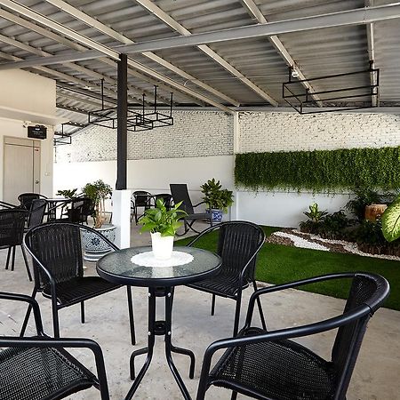 Хостел Le Bonheur Poshtel Бангкок Экстерьер фото